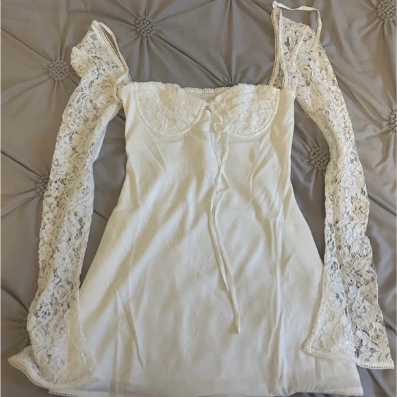 Elegant White Lace Sleeve Dress - Picture 4 of 6